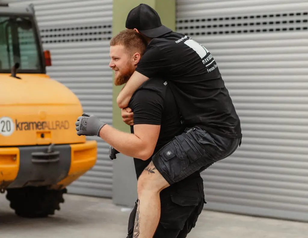 Ein Mitarbeiter von Daniel Pflaum trägt einen anderen Huckepack