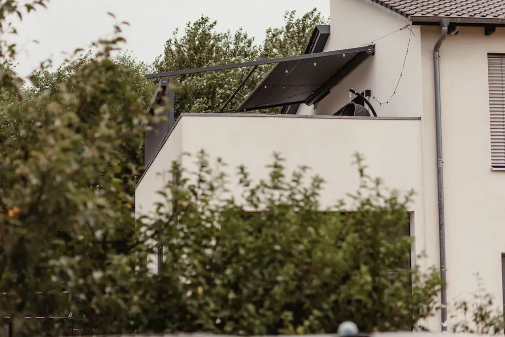 Sonnenschutz Terrasse: Die Markise wird elektrisch eingefahren