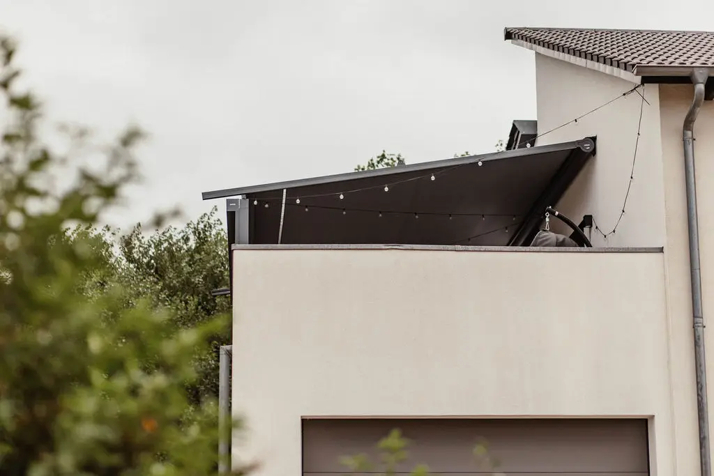 Sonnenschutz Terrasse: Eine ausgefahrene Markise auf einer Terrasse