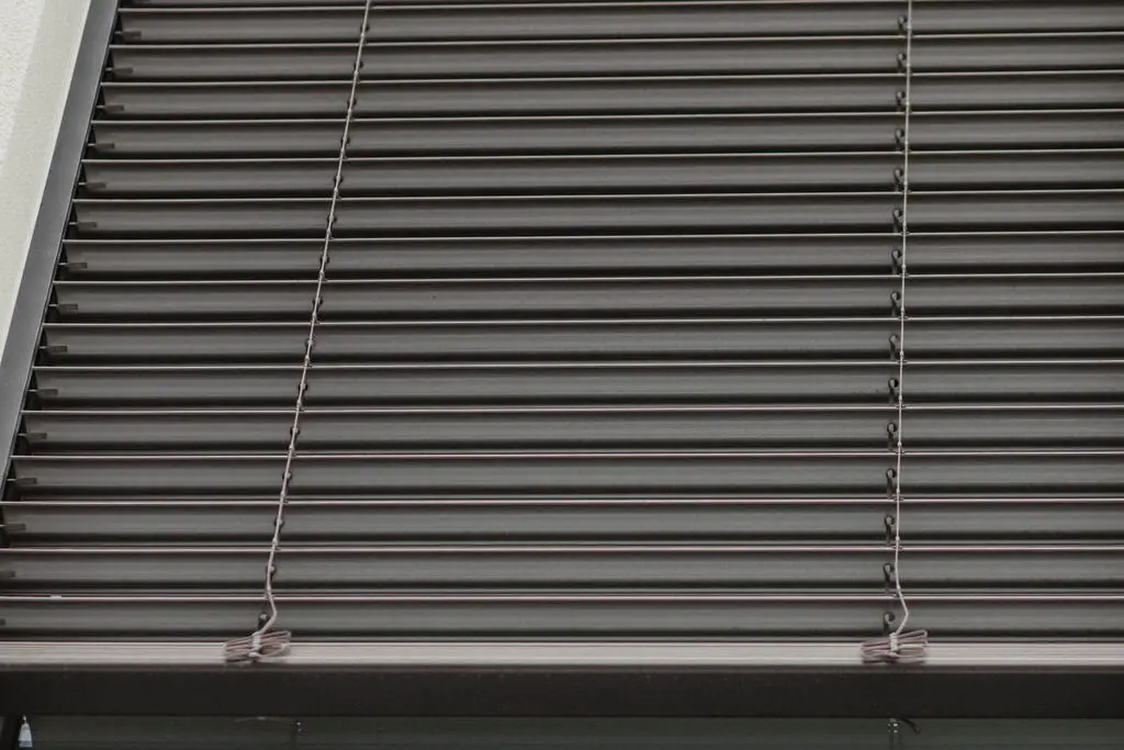 Sonnenschutz Fenster: Fensterdetail mit Lamellen außen