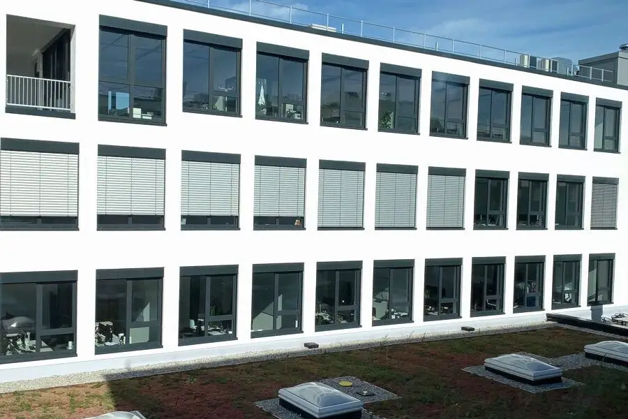 Sonnenschutz Fenster: Firmengebäude mit Raffstores von DP montiert