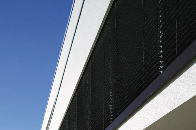 Sonnenschutz Fenster: Jalouisen von Warema an einem Bürogebäude