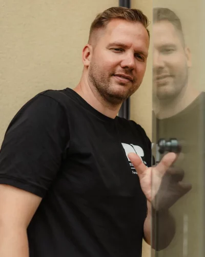 Der Chef prüft die Tür des Wintergartens
