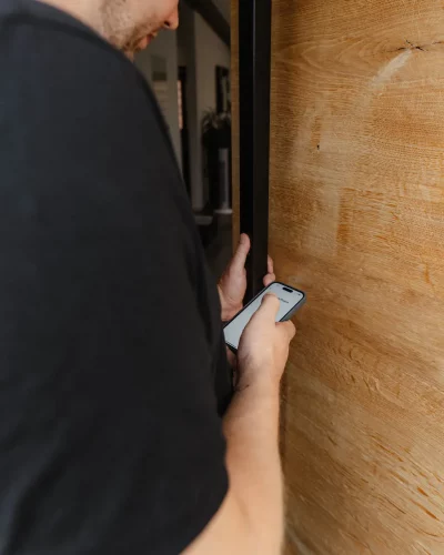 Mit der App lässt sich die holverzkleidete Haustür aus Aluminium öffnen.