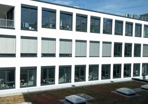 Sonnenschutz Fenster: Firmengebäude mit Raffstores von DP montiert