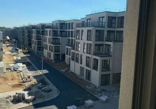 Ein Mietkomplex hat sich die Fenster von DP einbauen lassen