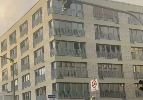 Ein Bürokomplex mit Fenstern von DP